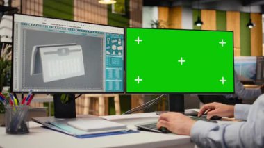 Yeşil enerjili güneş enerjili cihaz tasarımı yapmak için yeşil ekran modelleme bilgisayarı kullanan teknisyenleri kapatın. Ar-Ge uzmanı kroma anahtar bilgisayar kullanır, eko solar cihaz prototipi yaratır, kamera A