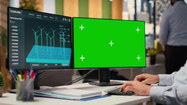 Rüzgâr çiftliği planlarını planlamak için kullanılan yeşil ekran modelleme bilgisayarı üzerinde yazılım kullanan mühendis. Ar-Ge uzmanı, krom anahtar bilgisayarda CAD programını kullanarak yel değirmenlerinin çiftlik yapılandırmalarını tasarlıyor.