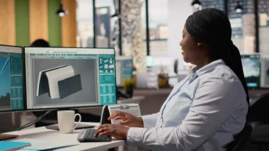 Gülümseyen mühendis, yenilikçi güneş enerjili cihaz tasarımını geliştirdikten sonra memnun oldu. Mutlu Ar-Ge uzmanı güneş aygıtı çevre koruma verimliliğinden memnun, kamera B