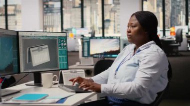 Happy ürün geliştiricisi, sürdürülebilir enerji tabanlı cihaz yaratmak için gelişmiş güneş pili teknolojisini kullanıyor. Gülümseyen Ar-Ge uzmanı güneş paneli lambası prototipini güç çıkışını maksimuma çıkarmak için test etti, kamera B