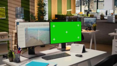 Yel değirmeni türbini elektrik jeneratörü simülasyonu Ar-Ge ofisindeki izole ekran bilgisayarında. Krom tuşlu bilgisayar üzerindeki CAD program arayüzü alternatif enerji mühendisliğini destekliyor