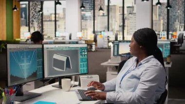 Ofisteki yaratıcı güneş enerjisiyle çalışan neşeli mühendisin portresi. Neşeli Afrikalı Amerikalı kadın çevre koruma verimliliğini arttırmak için güneş aygıtı yapıyor, kamera A