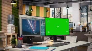 Yeşil ekrandaki dijital güç hatları analizi paneli ızgarayı optimize etmek için kullanılan ölçümleri gösteriyor. Enerji jeneratörü iletim kulesindeki sensör verilerini analiz etmek için kullanılan Chroma anahtar bilgisayarı