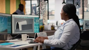 Çevresel performansı artırmak için yeni malzemelerle tasarlanmış taşınabilir güneş enerjisi aleti üzerinde çalışan mühendis. İşçi tasarımı güneş pili lambası prototipi güneş ışığında çalışıyor, kamera B