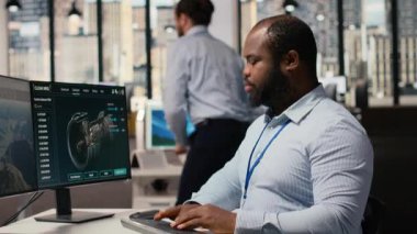 Ar-Ge sürdürülebilirlik mühendisi ofiste rüzgar türbini simülasyonu üzerinde çalışıyor. Bilgisayar üzerinde CAD yazılımı kullanan araştırma ve geliştirme departmanı çalışanı yenilenebilir enerji yel değirmeni mühendisliği yapıyor.