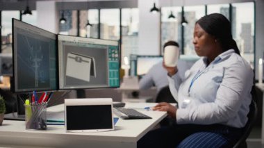 Sürdürülebilir teknoloji uygulamaları üzerinde çalışan kadınlar tarafından tasarlanan mühendislik ofisindeki sıkıştırılmış güneş enerjili cihazı kapatın. Ar-Ge masasında bir prototip var. Kamera A.