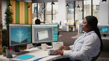 Happy ürün geliştiricisi, sürdürülebilir enerji tabanlı cihaz yaratmak için gelişmiş güneş pili teknolojisini kullanıyor. Gülümseyen Ar-Ge uzmanı güneş paneli lambası prototipini test ederek güç çıkışını maksimuma çıkardı, kamera A