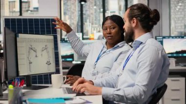 Ar-Ge departmanı çalışanları güneş paneli sistemleriyle nasıl yeşil enerji üretileceğini araştırıyor. Mühendislerden oluşan bir ekip PV hücrelerini geliştirmek için CAD yazılımı kullanıyor. Karbon ayak izi, kamera B