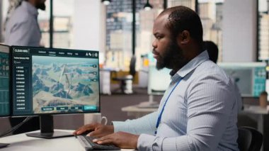 Eleman, temiz enerji sistemlerini geliştirmek için rüzgar çiftliği modelleme yazılımına sahip elektrik şebekesi optimizasyon araçları kullanıyor. Elektrik hatları ve fütüristik rüzgar türbini simülasyonları yapan mühendis, kamera B