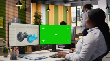 Mühendis, rüzgar türbinlerinin karbon ayak izini azaltmak için yeşil ekran modelleme bilgisayarında CAD uygulaması kullanıyor. Ar-Ge profesyoneli, çevre dostu yel değirmeni parçalarını kroma anahtarlı PC, kamera A 'ya yüklüyor.