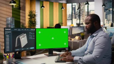 Mühendis, gelişmiş güneş pili teknolojisi yeşil enerji aygıtı yapmak için yeşil ekran modelleme bilgisayarı kullanıyor. İnsan, güneş paneli lambası prototipini krom anahtar bilgisayarda güç çıkışını maksimuma çıkarmak için test eder, kamera A