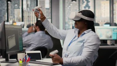 Alternatif enerji teknolojisi kullanarak güneş enerjili cihaz tasarımı yapmak için VR kulaklık kullanan bir teknisyen. İşçi çevre dostu güneş cihazları geliştirmek için sanal gerçeklik simülasyonu kullanır, kamera B