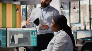 Yenilikçi güneş enerjili cihaz prototipi için mühendislerden oluşan bir ekip beyin fırtınası yapıyor. Araştırma ve Geliştirme Ofisi çalışanları verimliliği arttırmak için taşınabilir güneş paneli aygıtı denemesi yapıyorlar, kamera B