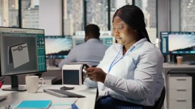 Ofisteki mühendis, yenilikçi güneş enerjili cihazı test ediyor, ışıkları açıyor. Çevre koruma verimliliğini arttırmak için taşınabilir güneş paneli aygıtı denemesi yapan Ar-Ge uzmanı, kamera B