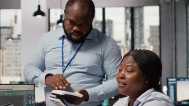 Gelişmiş güneş pili teknolojisi yeşil enerji cihazı üreten araştırmacıya geri bildirim sağlıyor. Ar-Ge proje koordinatörü güneş paneli lambası prototip geliştiricisi bilim adamı, kamera B