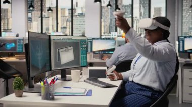 Alternatif enerji teknolojisi kullanarak güneş enerjili cihaz tasarımı yapmak için VR kulaklık kullanan bir teknisyen. İşçi çevre dostu güneş cihazları geliştirmek için sanal gerçeklik simülasyonu kullanır, kamera A