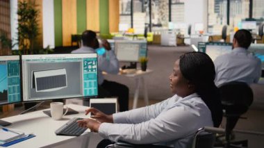 Parapleji hastası bir mühendis ileri güneş pili teknolojisini değerlendiriyor. Temiz enerji cihazı. Tekerlekli sandalye testlerinde özürlü Ar-Ge uzmanı güneş paneli lambası prototipi, kamera A