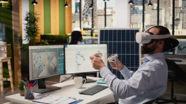 Ar-Ge araştırmacısı güneş enerjisi sistemlerini incelemek için VR kulaklık kullanıyor. Fotovoltaik karbon ayak izini geliştirmek için sanal gerçeklik simülasyonu kullanan mühendis, kamera A