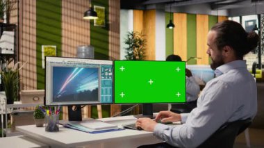 Elektrik hatlarına bakan teknisyen yeşil ekrandaki analitik yazılım arayüzü ölçümleri gösteriyor. Ar-Ge çalışanı elektrik kuleleri sensör verilerini ve kamera A 'yı analiz etmek için model bilgisayar kullanıyor.