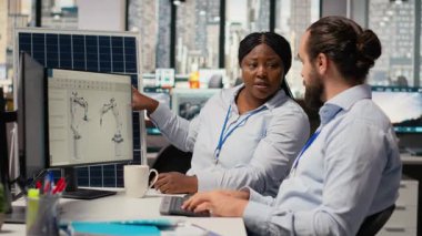 Ar-Ge ekibi güneş paneli üretimini optimize ederek temiz enerji yeniliği ve sürdürülebilir endüstri uygulamaları üzerinde çalışıyor. Yenilenebilir enerji uzmanları güneş enerjisi üretimi, kamera B