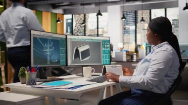 Üretim geliştiricisi yenilenebilir enerji tabanlı cihaz yaratmak için gelişmiş güneş pili teknolojisini kullanıyor. Ar-Ge profesyoneli güneş paneli lambası prototipini güç çıkışını maksimuma çıkarmak için test ediyor, kamera A