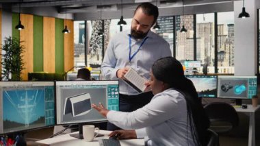 Teknisyenlerden oluşan bir ekip alternatif enerji teknolojisi kullanarak güneş enerjili cihaz tasarımı üzerinde beyin fırtınası yapıyor. Ar-Ge ofisi iş arkadaşları çevre dostu güneş cihazları prototipleri, kamera A