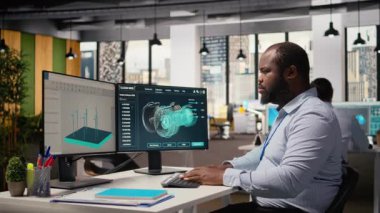 Teknisyen rüzgar çiftliği yerleşimlerini planlamak için yazılım kullanıyor, ideal türbin yerleşimlerini belirliyor. Ar-Ge çalışanı, Yel değirmenleri tarım konfigürasyonları, kamera A için CAD programı üzerinde çalışıyor.