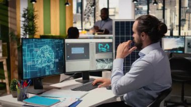 Ar-Ge araştırmacısı güneş yeşili enerji sistemlerini incelemek için makine öğrenme teknolojisi kullanıyor. Fotovoltaik montaj hatlarını geliştirmek için nöral ağlar kullanan mühendis karbon ayak izi, kamera A