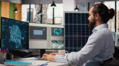 Sürdürülebilirlik uzmanı güneş paneli montajı için üretim hatları tasarlamak için yapay zeka teknolojisini kullanır. Teknisyen güneş pillerini geliştirmek için yapay zeka kullanır, temiz enerji üretimini arttırır, kamera B