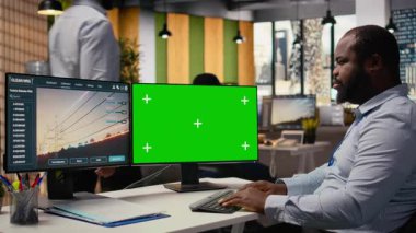 Mühendis, ofisteki izole ekran bilgisayarında güç hattı CAD tasarımı üzerinde çalışıyor. Ar-Ge uzmanı iletim kulesi sistemlerini, kamera A 'yı optimize etmek için bilgisayar üzerinde yazılım kullanıyor.