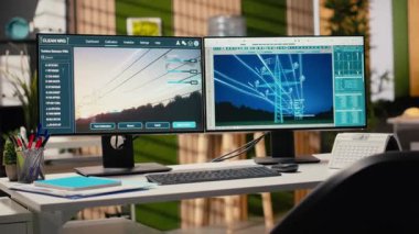 Elektrik hattı CAD tasarımı, dijital altyapı planlamasında kullanılan mühendislik ofisindeki çift monitörlerde gösterildi. Aktarım kulesi güç hattı optimizasyonu için kullanılan yazılım