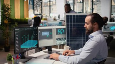 Yenilenebilir enerji araştırmacısı güneş panellerini otomatik hale getirmek için simülasyon yazılımı kullanıyor. Montaj ve rüzgar türbinleri tarım altyapısını geliştiriyor, yeşil endüstri verimliliğini arttırıyor, kamera A