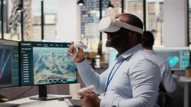İşçi, elektrik şebekesi ve rüzgar çiftliği düzenini optimize etmek için VR kulaklık kullanıyor ve temiz enerji sistemlerini geliştiriyor. Teknisyen elektrik hatlarının sanal gerçeklik simülasyonunu yapıyor ve fütüristik rüzgar türbini, kamera B