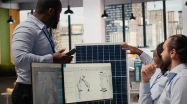 Ar-Ge meslektaşları güneş panelleri üretim hatlarını daha dost hale getirmek için beyin fırtınası yapıyorlar. Takım çalışması teknisyenleri güneş pillerini optimize etmek için simülasyon çalıştırır yeşil enerji seviyeleri, kamera B