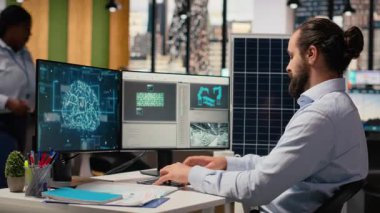 Sürdürülebilirlik uzmanı güneş paneli montajı için üretim hatları tasarlamak için sinirsel ağ teknolojisi kullanır. Çalışan, güneş pillerini geliştirmek, temiz enerji üretimini iyileştirmek ve B kamerasını geliştirmek için derin öğrenim kullanır.