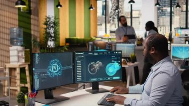 Mühendis türbin bileşenini maksimum sürdürülebilirlik için makine öğrenmesiyle güncelliyor. Afro-Amerikalı adam, yapay zeka teknolojisini aerodinamiği geliştirmek, temiz enerji üretimini arttırmak ve kamera A 'yı geliştirmek için kullanıyor.