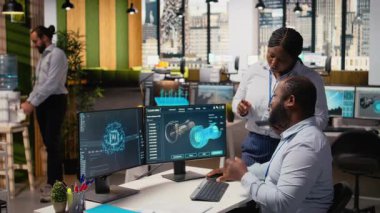 Takım çalışanı mühendisler türbin parçalarını sürdürülebilirliği maksimuma çıkarmak için derin öğrenme teknolojisiyle geliştirirler. İş arkadaşları aerodinamiği rafine etmek için yapay zeka teknolojisini kullanıyor, yeşil enerji çıkışını arttırıyor, kamera A