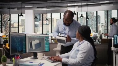 Mühendislik ekibi taşınabilir güneş enerjisi cihazının ışığını açıyor, batarya seviyesi performansını test ediyor. Takım çalışması Ar-Ge ofis arkadaşları güneş ışığında çalışan güneş pili prototipi, kamera A 'yı tasarladılar.