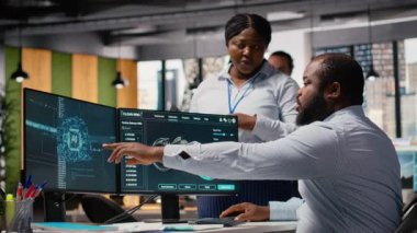 İş arkadaşları rüzgar türbinini daha sürdürülebilir yapmak için yapay zeka teknolojisi kullanır, karbon ayak izini azaltır. Ar-Ge uzmanlarının beyin fırtınası yapması, çevre dostu yel değirmeni parçalarını yapay zekayla test etmesi, kamera B