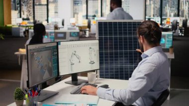 Çevresel performansı artıran teknolojiyi geliştirmek için güneş paneli CAD tasarımı üzerinde çalışan bir mühendis. Ar-Ge uzmanı PV güneş hücreleri için yenilikçi materyallerle geliyor, kamera A