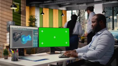 Ar-Ge uzmanı güç üretim teçhizatı için çevre dostu materyalleri araştırmak için izole ekran modelleme bilgisayarı kullanıyor. Yenilenebilir enerji teknisyeni türbini renklendirici PC, kamera A kullanarak güncelliyor.