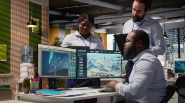 Mühendislerden oluşan bir ekip daha fazla yeşil enerji üretmek için elektrik şebekesi ve rüzgar çiftliği planını optimize etmek için beyin fırtınası yapıyor. Ar-Ge çalışanları elektrik hatları ve fütüristik rüzgar türbini simülasyonu yapıyor. Kamera A.