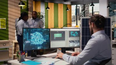 Sürdürülebilirlik uzmanı güneş paneli montajı için üretim hatları tasarlamak için sinirsel ağ teknolojisi kullanır. Çalışan, güneş pillerini geliştirmek, temiz enerji üretimini iyileştirmek ve kamera A 'yı geliştirmek için derin öğrenim kullanır.