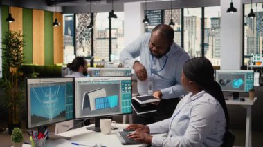 Teknisyenler gelişmiş güneş pili teknolojisini, temiz enerji tabanlı cihazı değerlendirmek için birlikte çalışıyorlar. Araştırma ve geliştirme bürosu çalışanları güneş paneli lambası prototipini, güç çıkışını, kamera A 'yı test ediyor.