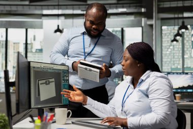 Takım lideri ve bilim adamı sürdürülebilirlik hedeflerine ulaşmak için güneş enerjili prototip üretiyor. Daha yüksek verimlilik ve daha düşük maliyetli güneş pilleri aygıtı prototipini denetleyen yönetici