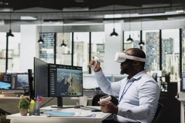 İşteki araştırmacılar rüzgar çiftliği ve elektrik şebekelerinin planlarını yapmak için sanal gerçeklik ekipmanı kullanıyor. Ar-Ge uzmanı alternatif enerji tabanlı güç hatları ve VAWT türbinlerini denetlemek için VR gözlük kullanıyor