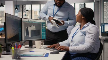 Ekip lideri, yenilikçi güneş enerjili cihaz prototipi üzerinde mühendis tarafından yapılan çalışmaları denetliyor. Ürün yöneticisi taşınabilir güneş paneli cihaz verimliliğini inceliyor Ar-Ge ofisinde, kamera A