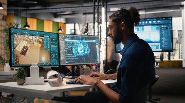 Planları ve mülkiyet planlarını analiz etmek için makine öğrenimi, bilişsel hesaplama ve sibernetik kullanan bir şirket ofisinde gayrimenkul geliştiricisi. Yerli ve ticari yatırımlar.