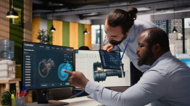 Mühendislerden oluşan bir ekip rüzgar türbinini daha sürdürülebilir hale getirmek için CAD uygulamasını kullanarak karbon ayak izini azaltıyor. Takım çalışması Ar-Ge meslektaşları gelişmiş materyalleri çevre dostu yel değirmeni parçaları için test ediyorlar, kamera A