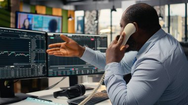 Sıkıntılı komisyoncu firma Black Swan olayına tepki olarak müşterilerini arıyor. Afrikalı Amerikalı adam beklenmeyen durgunluğun borsa etkilerini değerlendirdi